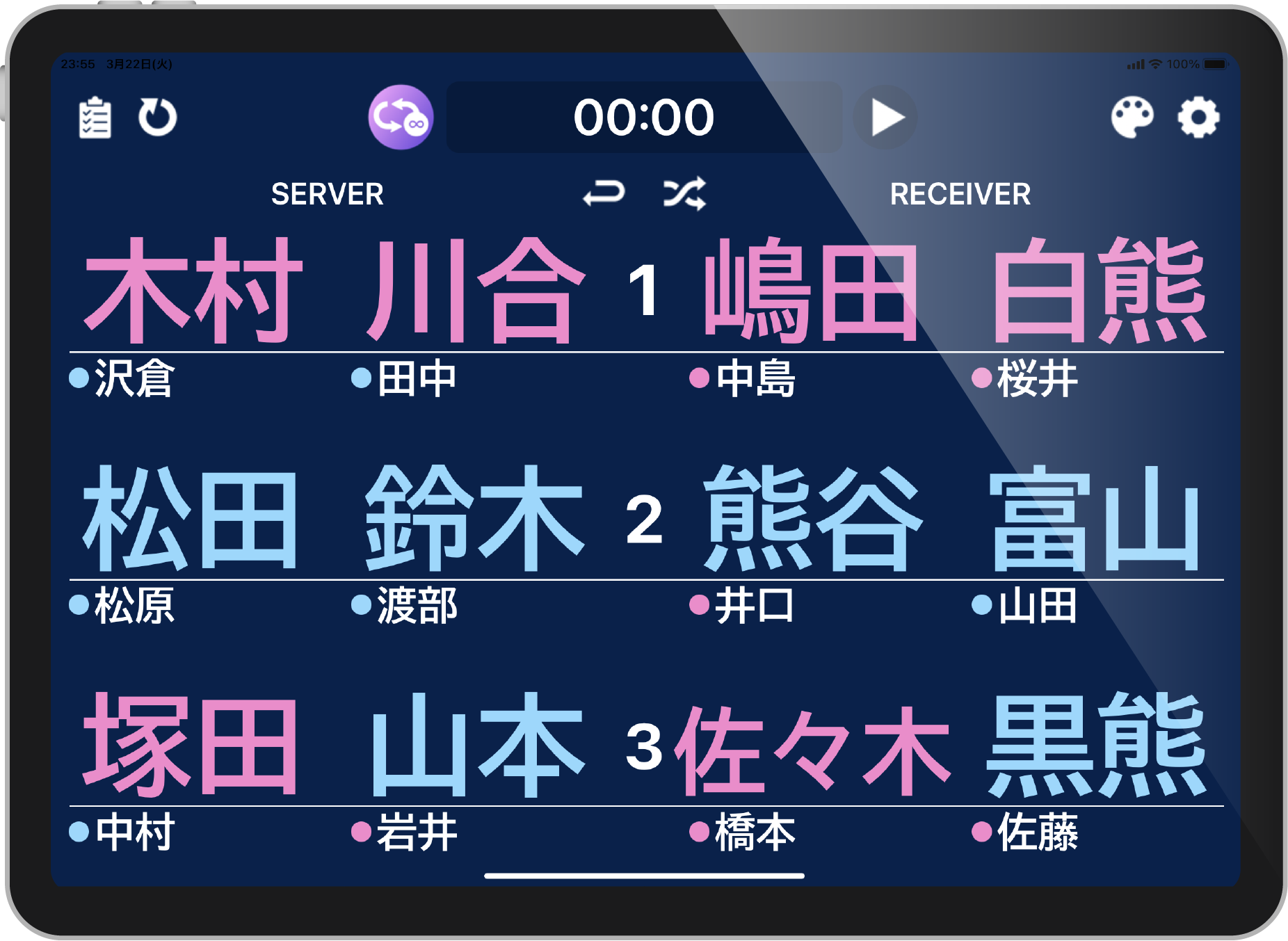 筆者が自ら開発した、バドミントンサークル活動自動化アプリ「Courtone」の画面。スピーカーからの音声指示と、ディスプレイでのコート割り表示により、当日の進行を完全に自動化する様子。